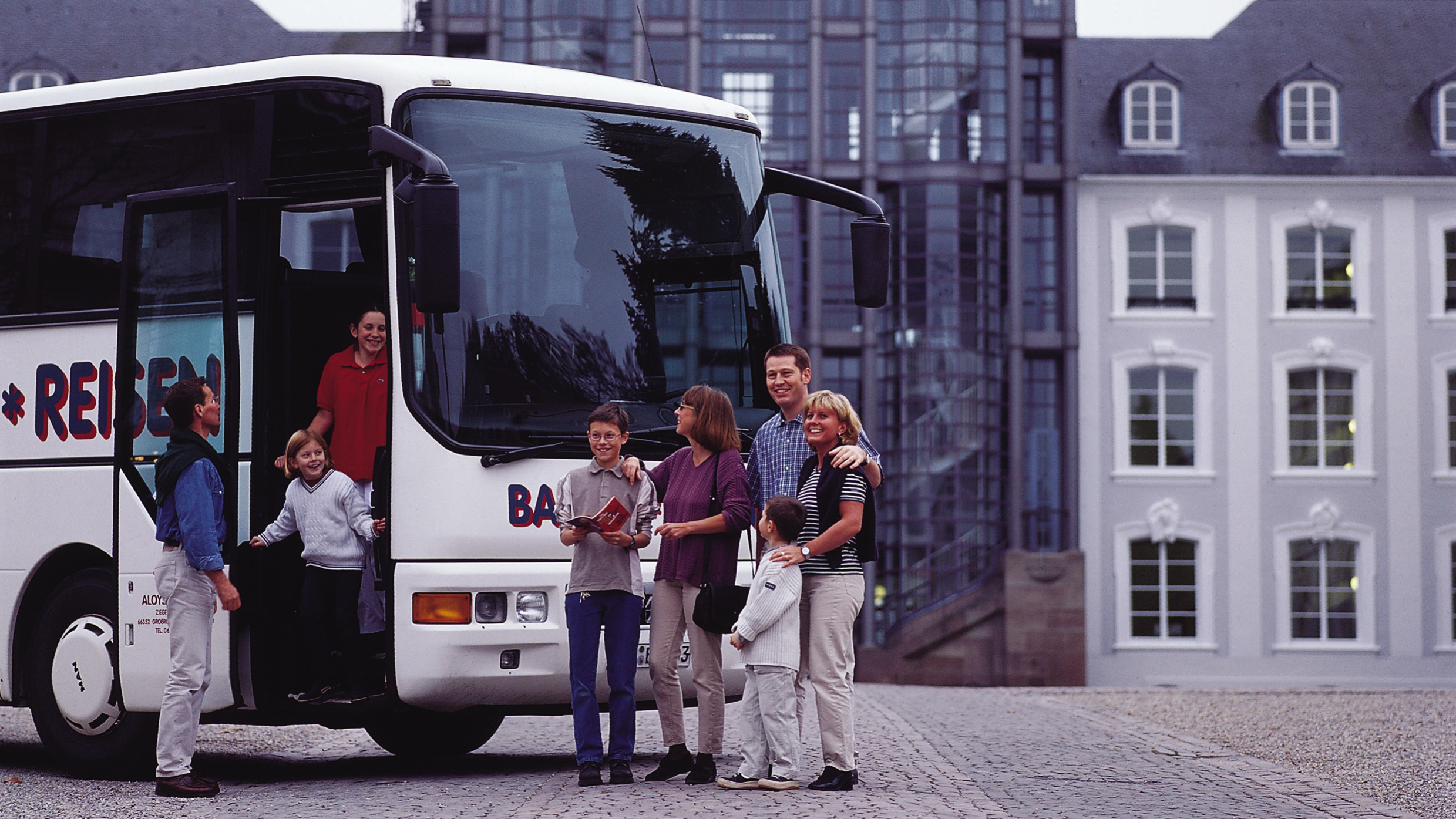 Busgruppe vor dem Schloss