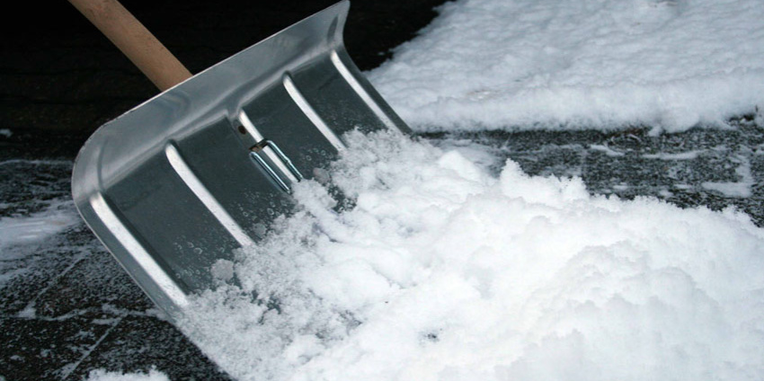 Schneeschaufel mit Schnee