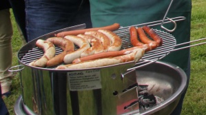 Grill mit Würstchen