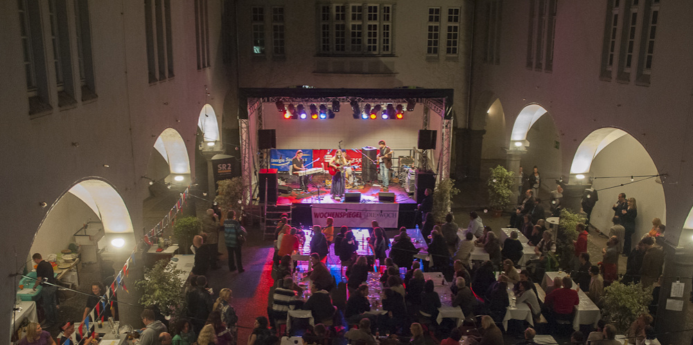 Auf der Bühne am St. Johanner Markt sorgten am späten Abend die Polka-Rocker Los Colorados für Stimmung.