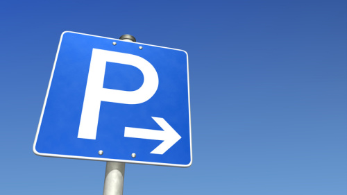 Parken Parkschild vor blauem Himmel