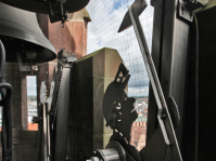 Mechanische Details des Glockenspiels am Rathausturm: Glocken und Schlägel