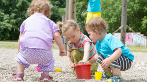 Kinder auf dem Spielplatz 