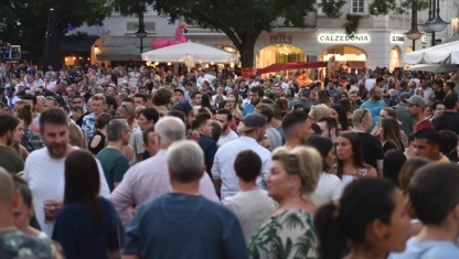 Menschenmenge, im Hintergrund Imbissstände