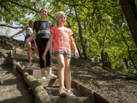 Kinder im Urwald