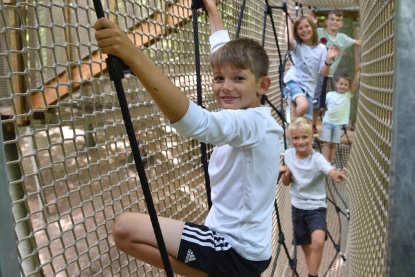 Kinder im Hochseilgarten