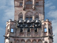 Glocken am Rathausturm von außen zwischen den Turmfenstern