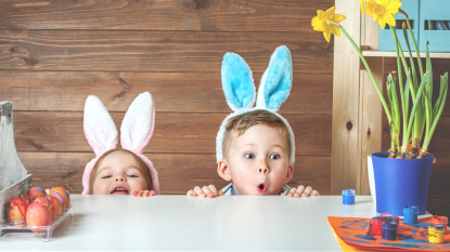 Kinder in den Osterferien Kinder mit Hasenohren staunen