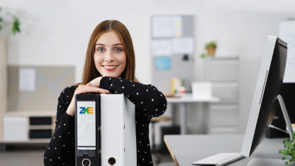 Frau am Schreibtisch ZKE Adobe Stock Contrastwerkstatt