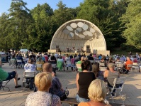 Zuschauer vor Musikpavillon im DFG