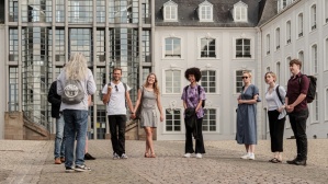 Gruppe von Touristen während einer Stadtführung vor dem Saarbrücker Schloss