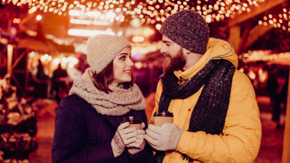 Une femme et un homme sur un marché de Noël