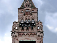 Glockenspiel Rathaus Saarbrücken von außen zwischen den Turmfenstern