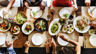 Menschen essen gemeinsam