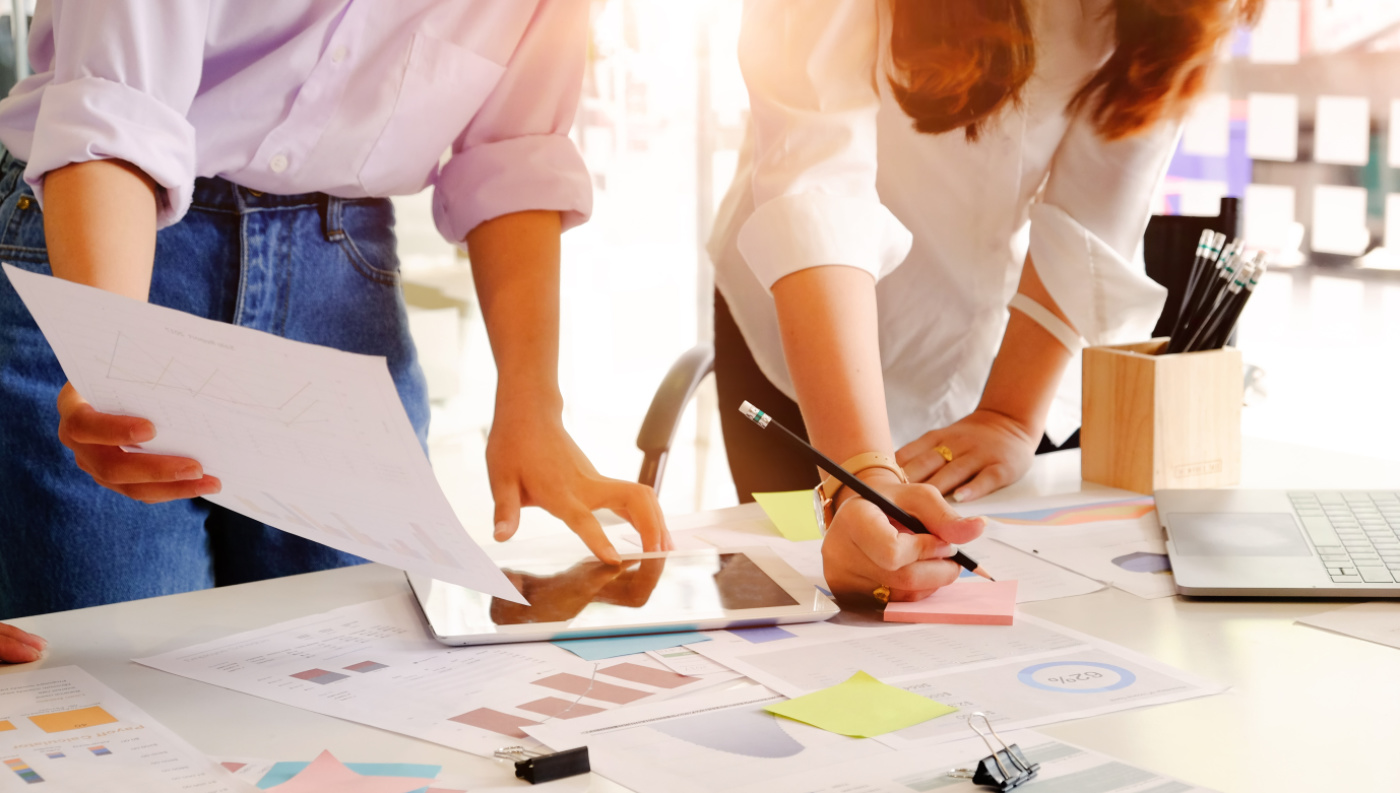 Schreitisch mit Unterlagen