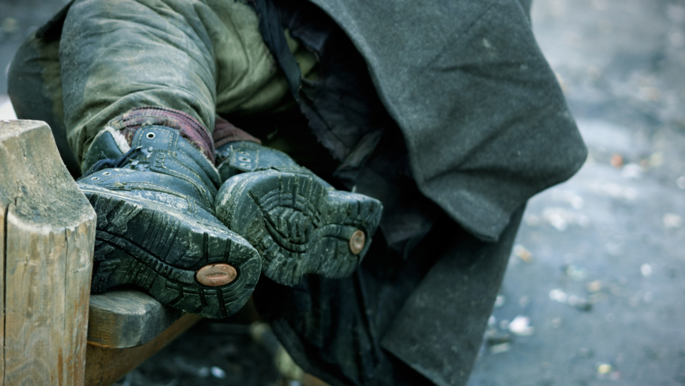 Obdachloser Mensch auf einer Bank