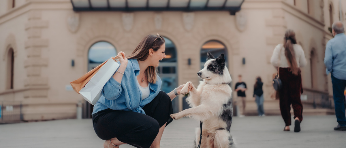 Frau mit Hund vor dem Eingang zur Europa Galerie - ehemalige Bergwerksdirektion