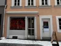 Hausfront, Schaufenster mit Aufschrift You are Loved, Mon Coeur Pop-Up-Store