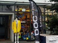 Schaufensterpuppe vor dem Poc Up Store