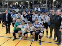 Oberbürgermeister Uwe Conradt bei der Siegerehrung der Jugendstadtmeisterschaft im Fußball 2024 in der Joachim Deckarm Halle.