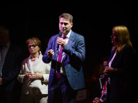 OB Uwe Conradt auf der Bühne bei der Festival-Eröffnung von Perspectives 