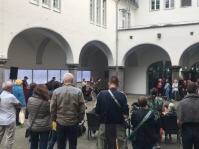 Band unter Bogengang mit Publikum