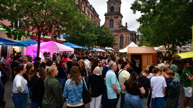 Altstadtfest 2024: Dämmerung in der Türkenstraße mit Blick auf die Basilika