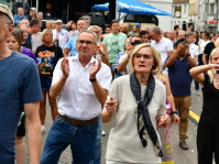 Publikum auf dem St. Johanner Markt, einige filmen mit ihren Handys