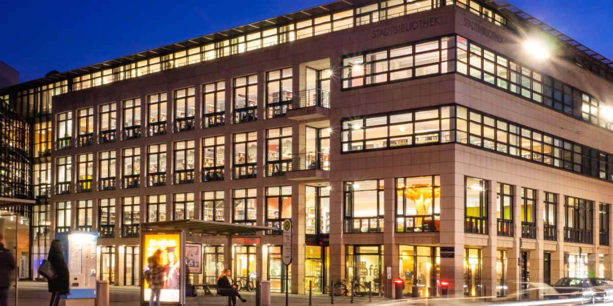 Beleuchtete Stadtbibliothek Saarbrücken in der Nacht