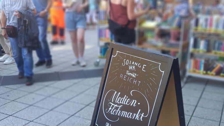 Medienflohmarkt der Stadtbibliothek auf dem Gustav-Regler-Platz Medienflohmarkt der Stadtbibliothek auf dem Gustav-Regler-Platz