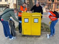 Vier Personen reinigen Briefkasten