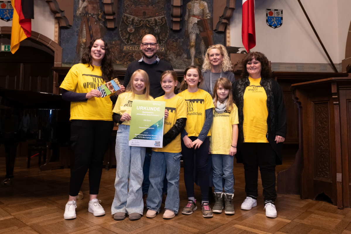 Preisübergabe an die Kita Füllengarten. Zu sehen sind vier Schüler welche die Urkunde halten und zwei Betreuerinnen der Kita, sowie zwei Jurymitglieder.