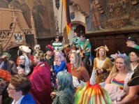 Viele bunt verkleidete Menschen und eine Band am Fetten Donnerstag 2025 im Rathaus St. Johann