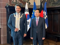 OB Uwe Conradt hat am 2. Juni 2025 im Rathaus den Generalkonsul der Republik Korea, Min Jae-hoon, empfangen. Zwei Männer stehen in feierlicher Kleidung in einem Festsaal