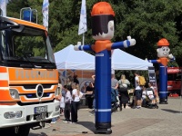 Ein Feuerwehrwagen, daneben eine aufblasbare Figur