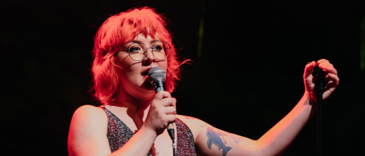 Symbolbild Slammerin Slammerin mit Mikrofon