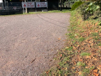 Sportplatz und Grünstreifen