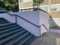 Eine frisch gestrichene Treppenanlage