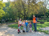 Menschen mit Warnwesten und Müllsäcken