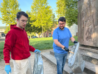 Zwei Männer mit Müllsäcken