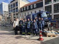 Ein THW Trupp vor einem THW Truck