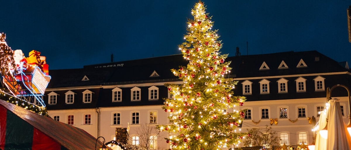 Saarbrücker Christkindlmarkt auf dem St. Johanner markt und dem fliegenden Weihnachtsmann.