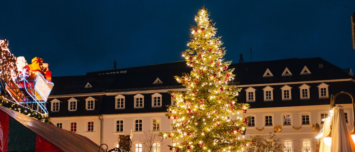 Saarbrücker Christkindlmarkt auf dem St. Johanner markt und dem fliegenden Weihnachtsmann.
