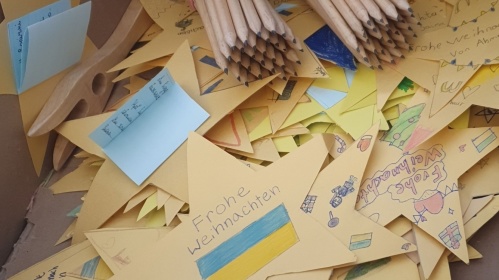 Weihnachtsgebasteltes Dezember 2025 Goldene Sterne mit Briefchen