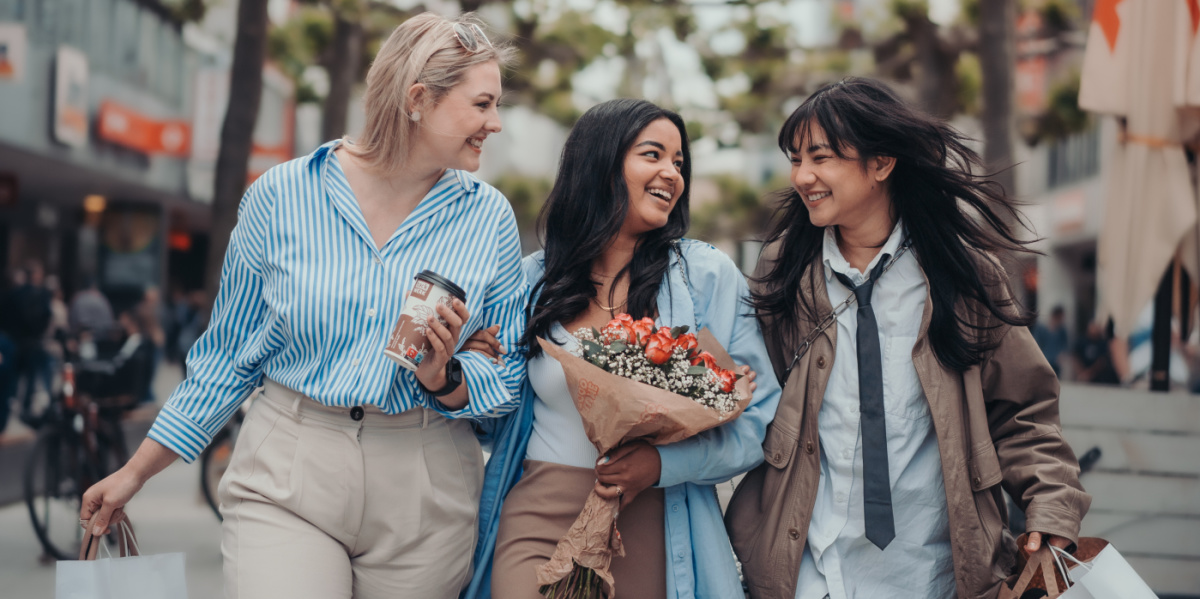 Drei Frauen beim Shoppen in der Bahnhofstraße