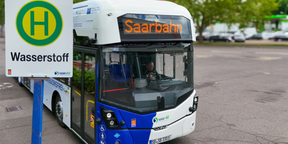 Bus steht an der Haltestelle