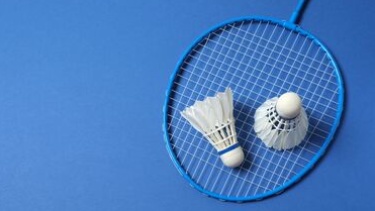 Foto eines Badmintonschlägers und zwei Federbällen