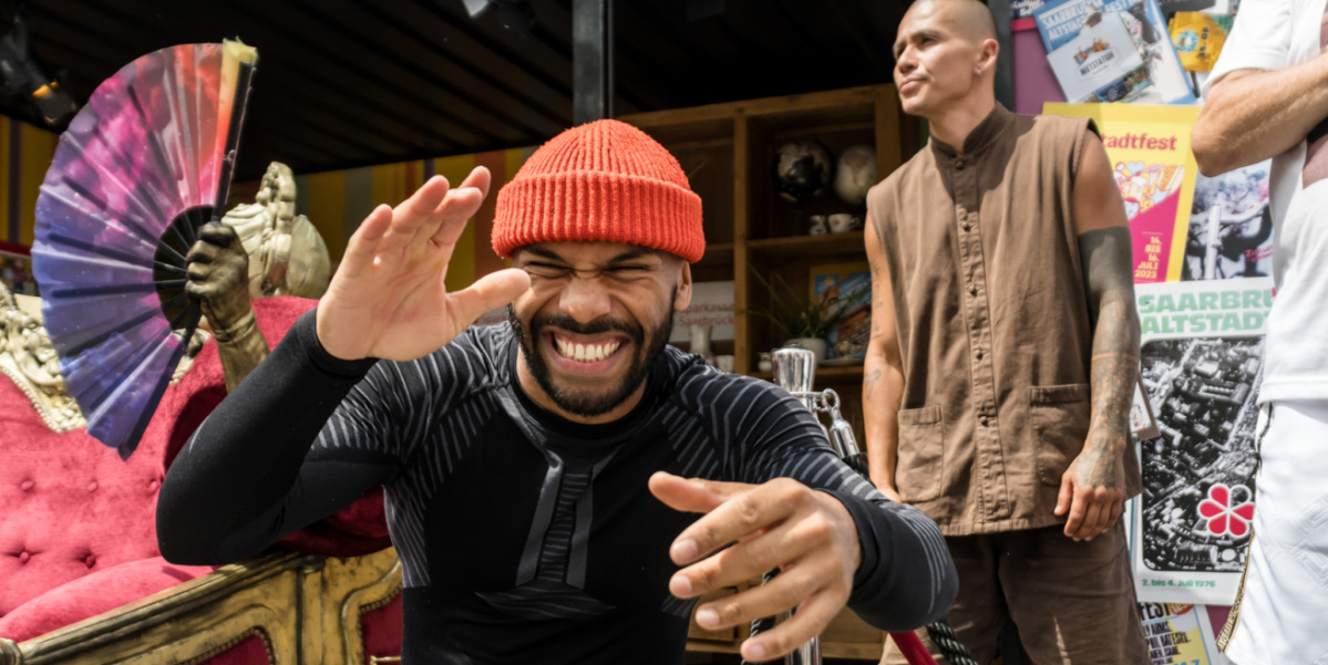 Breakdancer mit oranger Mütze post für die Kamera