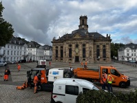 Mitarbeitende des ZKE reinigen mit Kehrmaschinen und weiteren Fahrzeugen den Platz vor der Ludwigskirche.