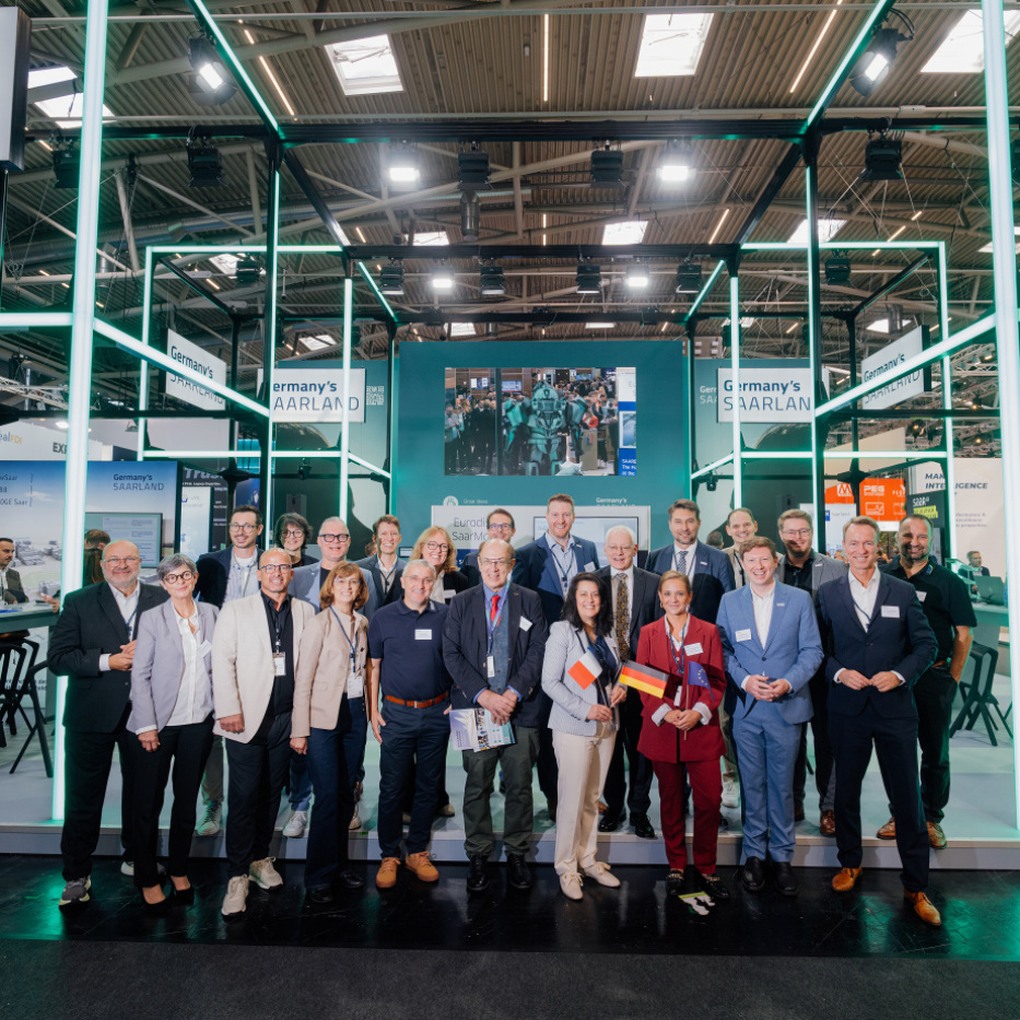 Das Team auf der Expo Real Eine große Gruppe von Menschen posiert vor dem Gemeinschaftsstand Germany's Saarland.